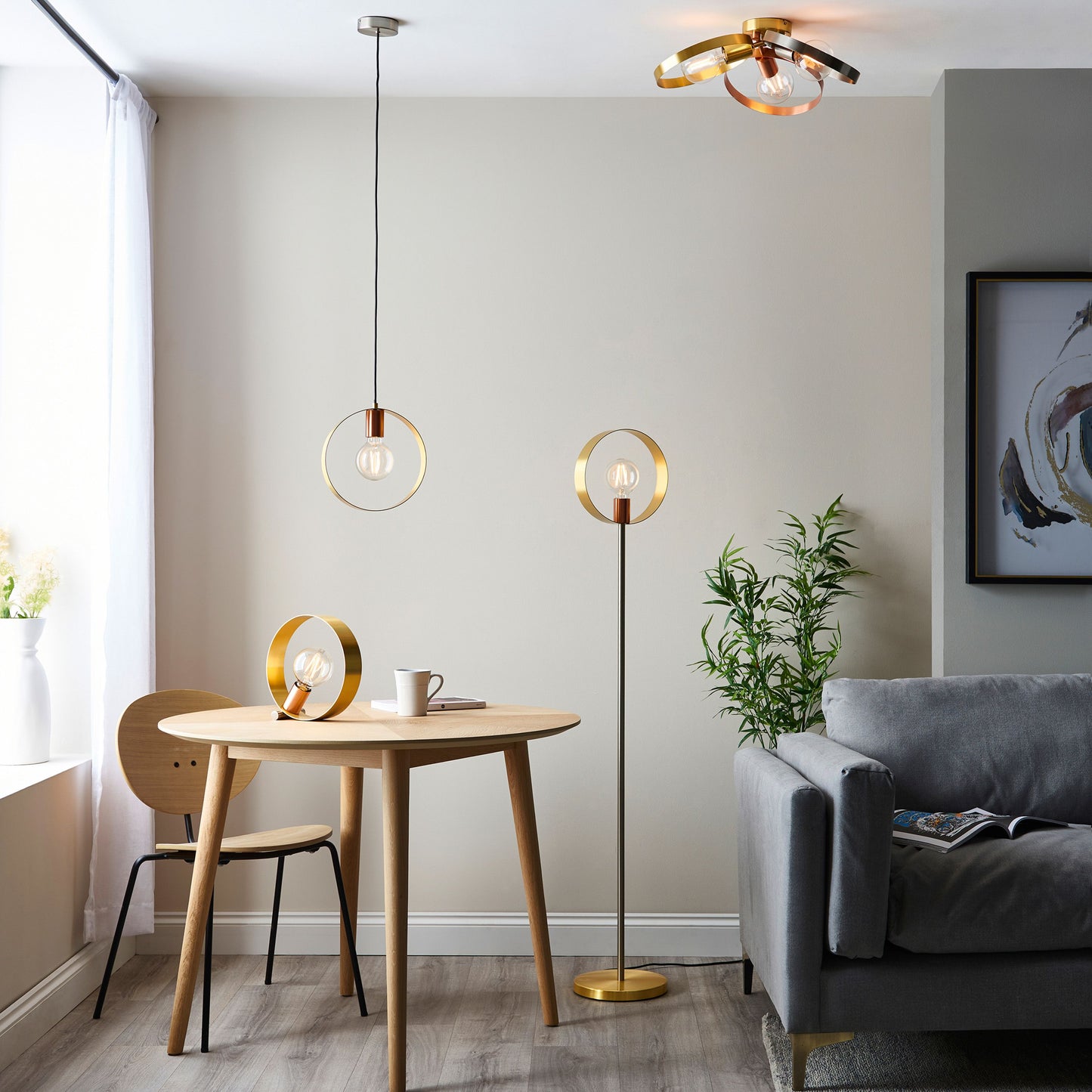 Elegant Brushed Gold Floor Lamp – Modern Ring Design