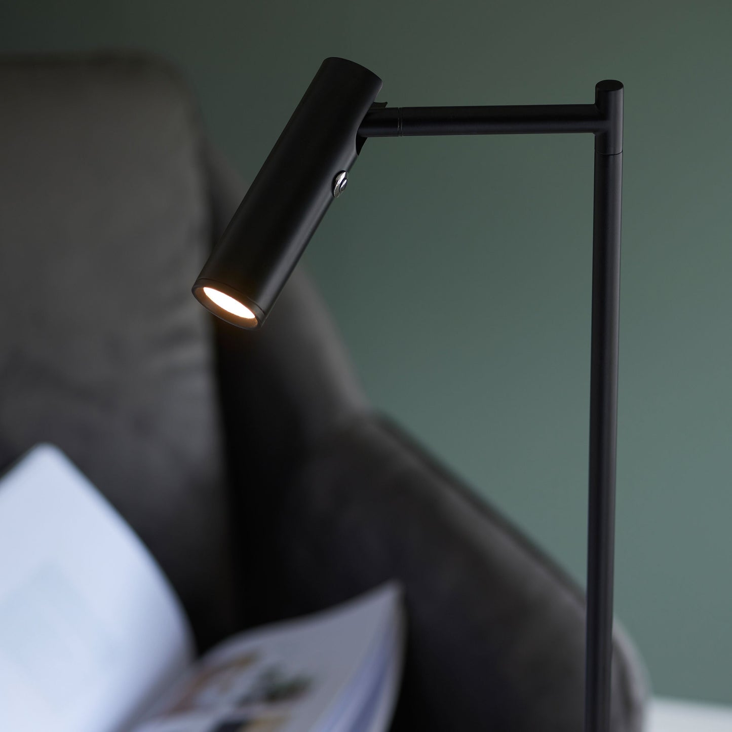 Modern Black Metal LED Floor Lamp – Contemporary Minimalist Design