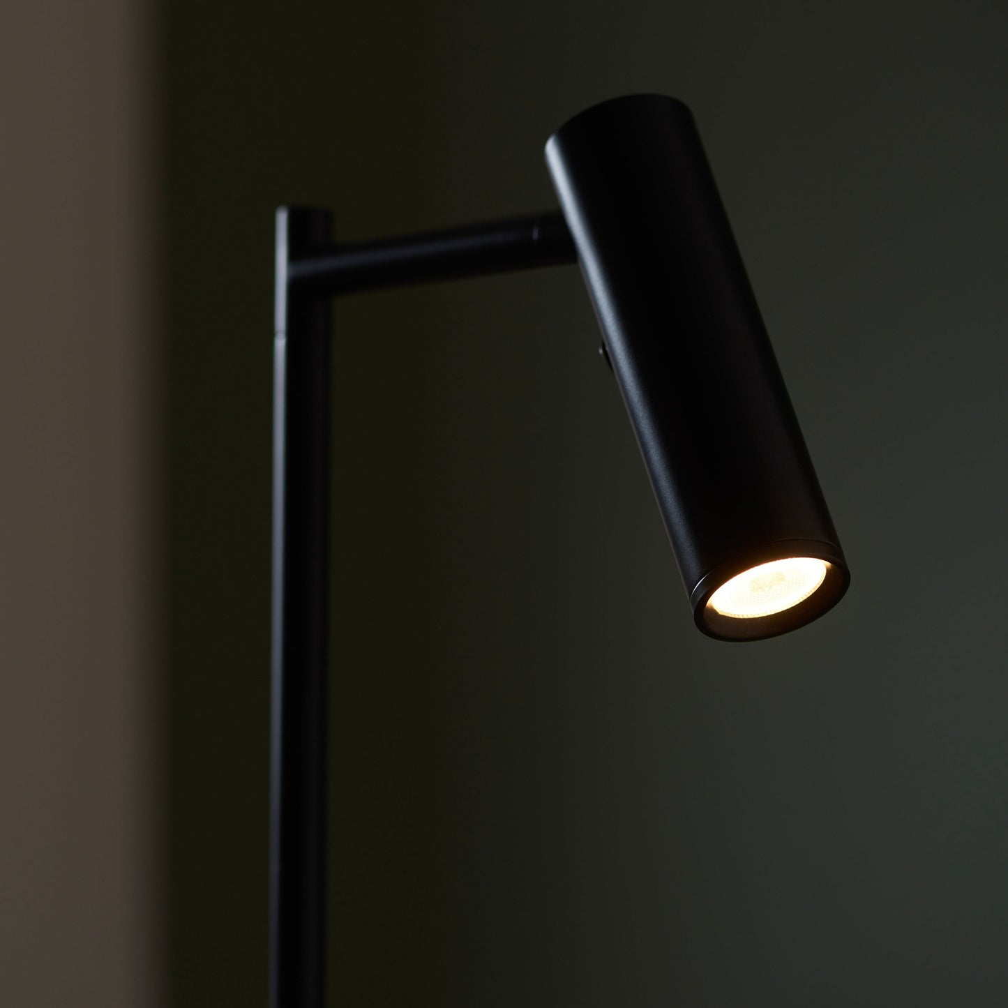 Modern Black Metal LED Floor Lamp – Contemporary Minimalist Design