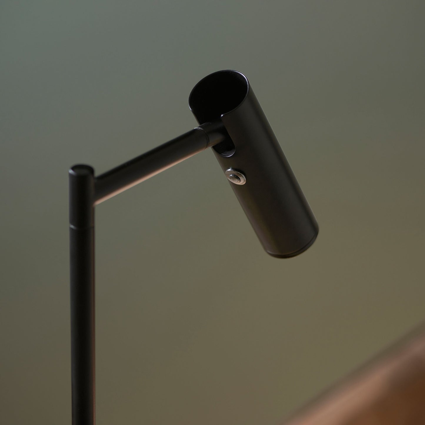 Sleek Black LED Floor Lamp – Contemporary Minimalist Design