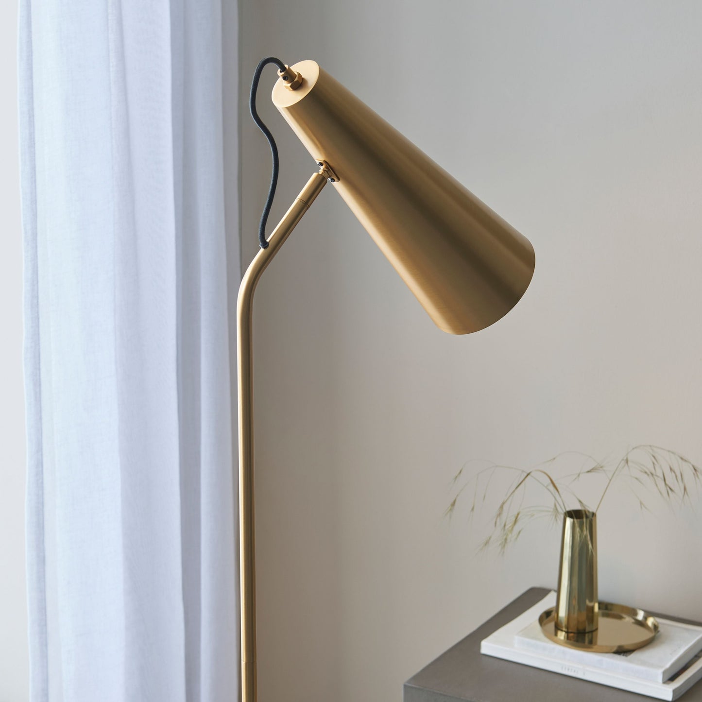 Stylish Antique Brass Floor Lamp – Minimalist Steel Design