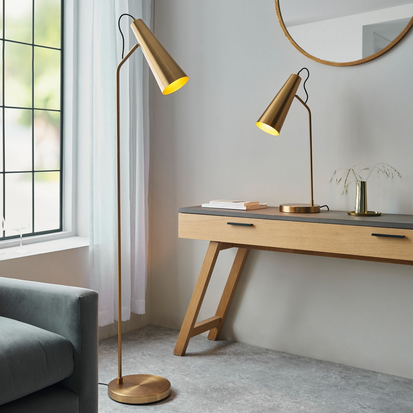 Stylish Antique Brass Floor Lamp – Minimalist Steel Design