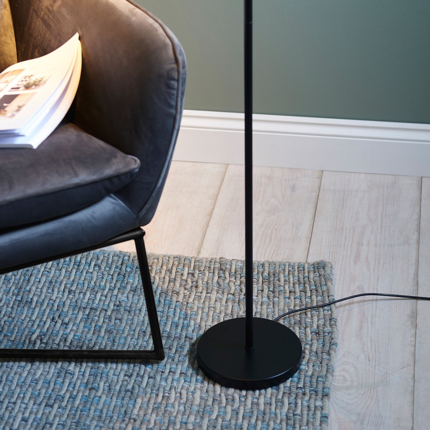 Modern Black Metal LED Floor Lamp – Contemporary Minimalist Design